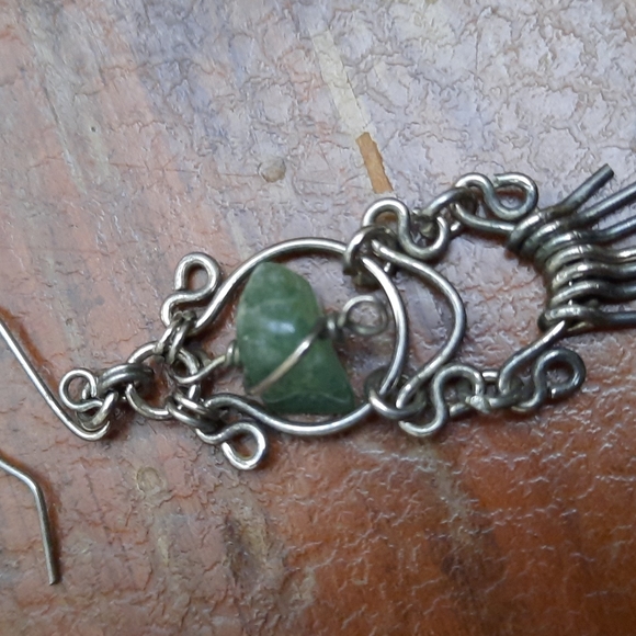 Silvertoned/greenstone dangly earrings - Picture 3 of 4